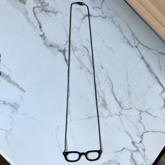 Black mini glasses necklace - Picture 4 of 5
